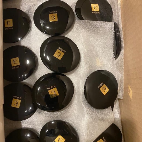 Box of 250 EUDORA cosmetics - Picture 1 of 3